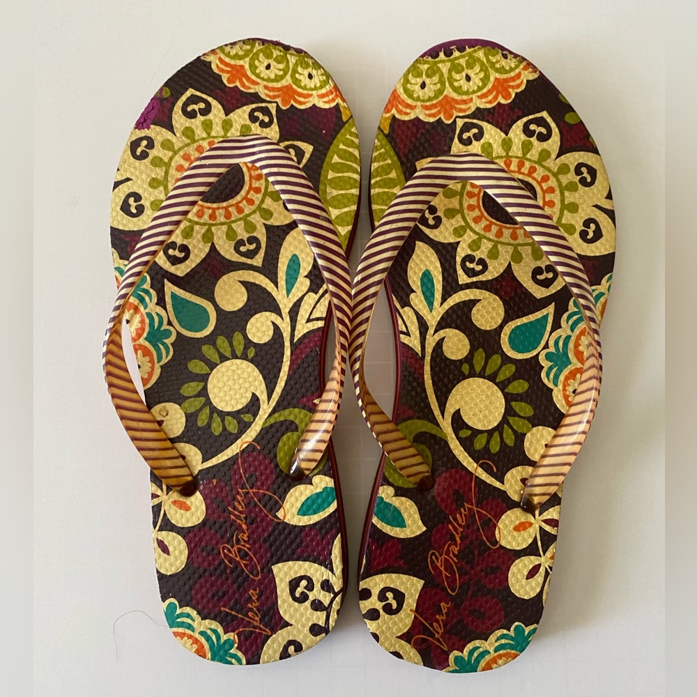 Vera Bradley purple flip flops Women’s size 6 Floral Rubber patent
